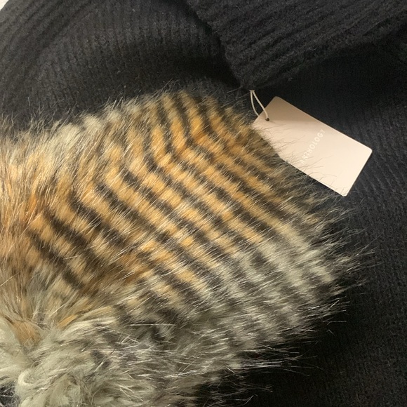 PRICE DROP JUST IN TIME FOR WINTER Beautiful tunic sweater with faux fur cuffs - Picture 7 of 8